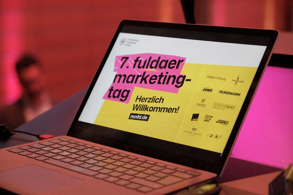 ein Laptop mit einer Präsentation zum Fuldaer Marketing Tag